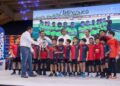 Entrega rector trofeos de la liga de futbol Copa UAT