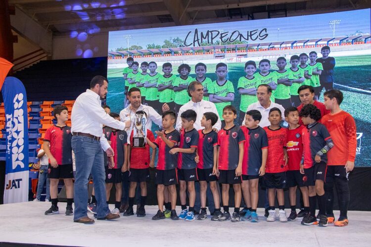 Entrega rector trofeos de la liga de futbol Copa UAT
