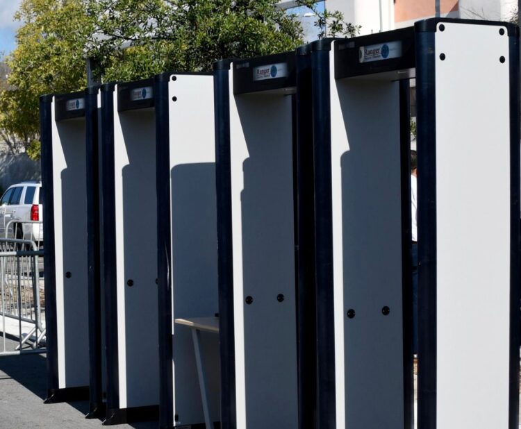 Entrega gobernador arcos detectores para reforzar seguridad en CEDES