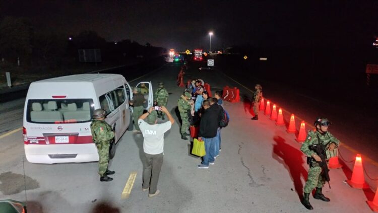 Rescata Ejército a 25 migrantes,  detienen al chofer en Altamira