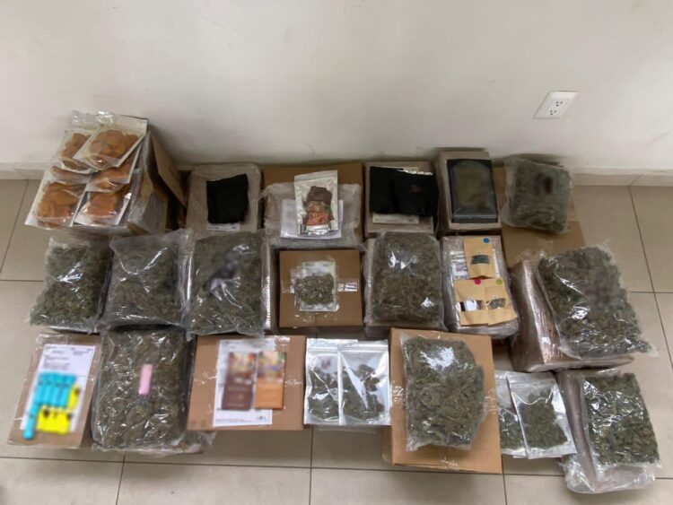 Aseguran marihuana en empresa de mensajería