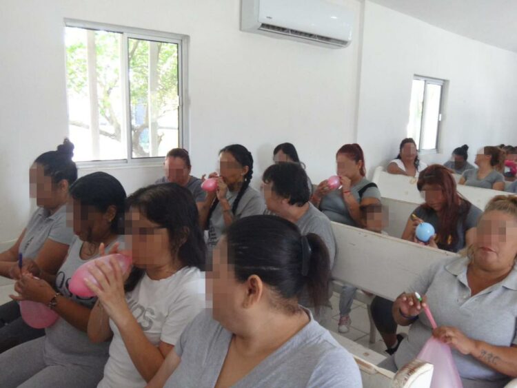 Mujeres de CEDES Victoria reciben conferencia para prevenir violencia y cáncer de mama