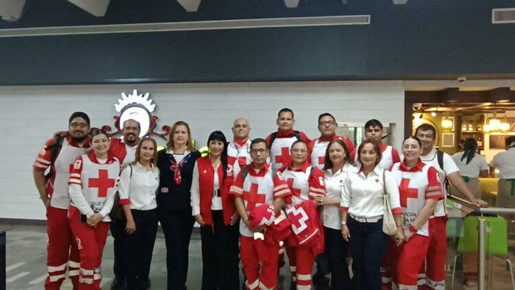 Apoyan voluntarios de Cruz Roja Tamaulipas a afectados de “Otis” en Acapulco