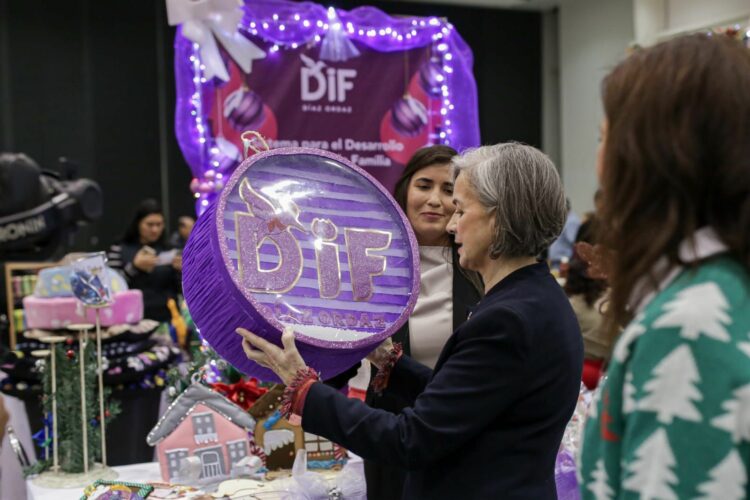 Inaugura María de Villarreal el bazar navideño “Un difciembre para recordar”