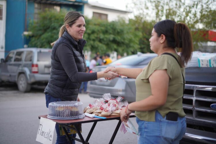 Escucha Ale a vecinos y comerciantes en el tianguis de Las Palmas