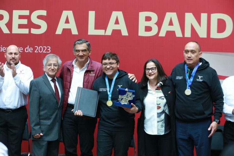Entrega Américo Villarreal 117 mdp en becas y reconoce alumnos destacados de Tamaulipas