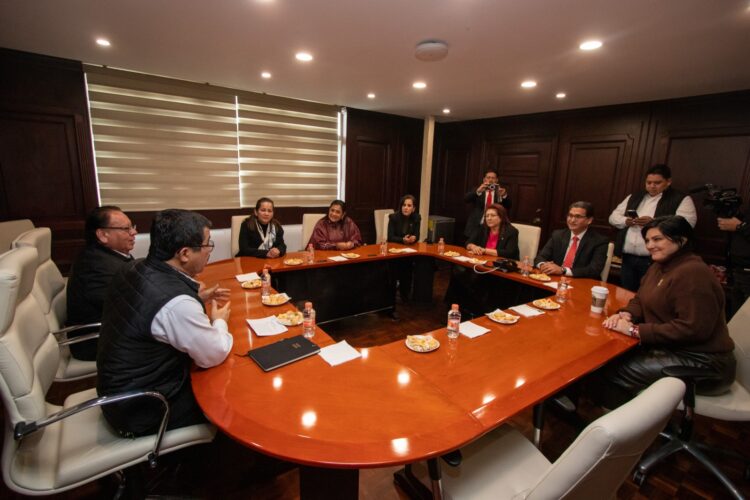 Fortalece UAT vínculos con legisladores federales