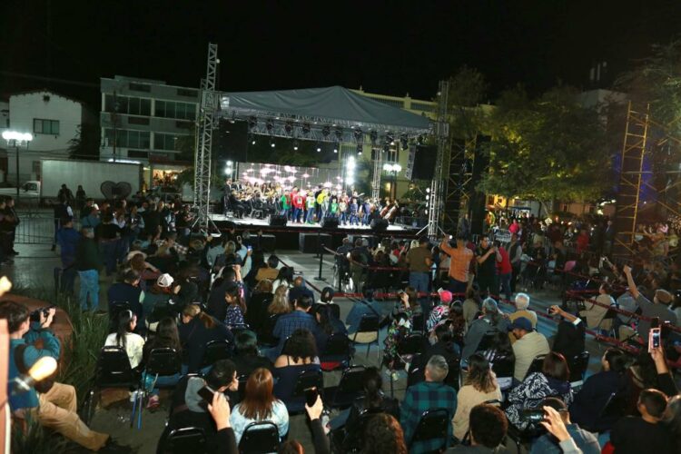 Conviven Américo y María con familias en concierto por Día de Reyes