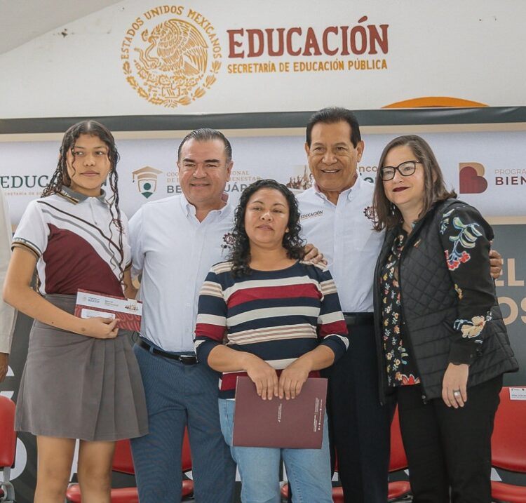 Entrega Secretaría de Educación de Tamaulipas tarjetas a beneficiarios de la Beca “Benito Juárez”