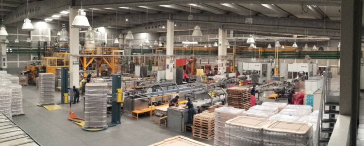 Empresas de plásticos invierten en almacenamiento de energía con IA