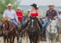 Cendy Robles cabalga por el 54 Aniversario del Ejido Lázaro Cárdenas en Casas.