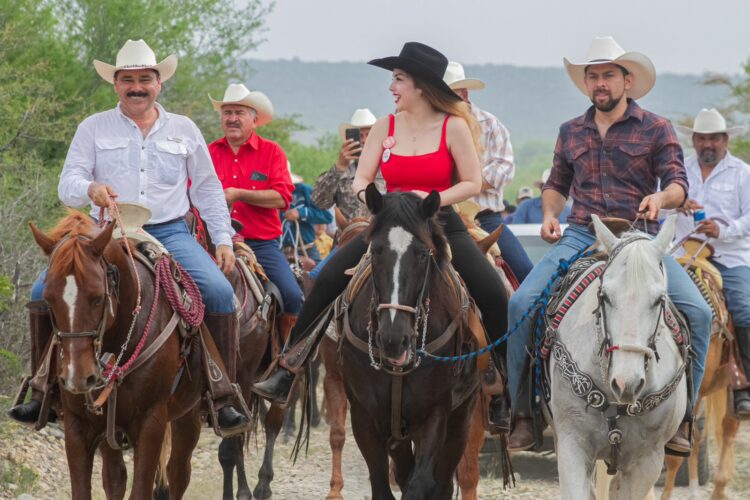 Cendy Robles cabalga por el 54 Aniversario del Ejido Lázaro Cárdenas en Casas.