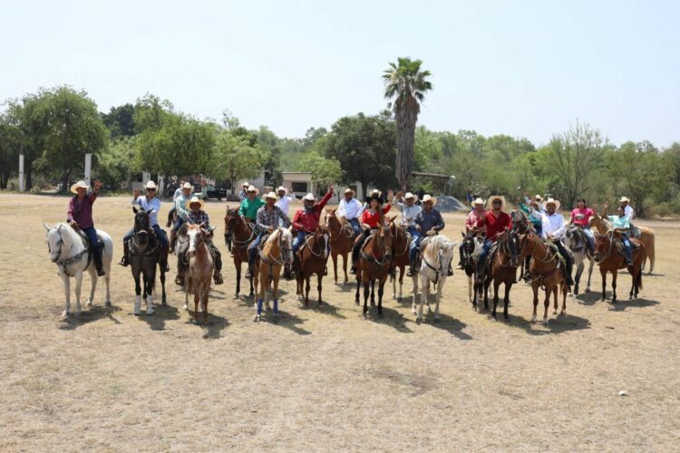 Cendy Robles encabeza cabalgata en Victoria