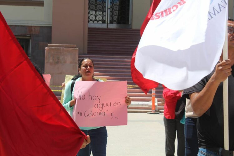 Exigen familias solución al problema del agua, llegan recibos, pero no el agua