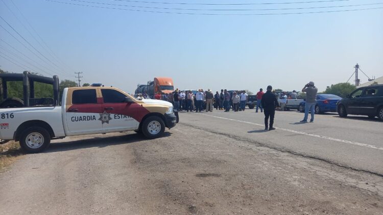 Agricultores cierran circulación en ambos sentidos de la Carretera San Fernando-Victoria