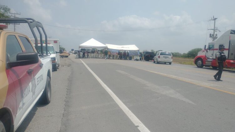 Por tercera ocasión, agricultores bloquean carretera Victoria-Matamoros