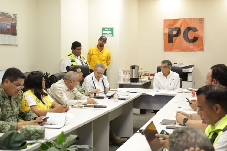 Avanza control de incendio en Cañón del Novillo; reconoce gobernador labor de brigadistas