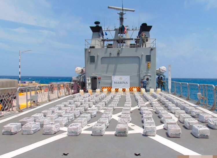 Marina asegura en la mar tres toneladas de cocaina