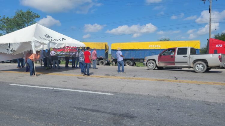 Manifestantes agrícolas bloquean Carretera Federal 101 a la altura de San Fernando