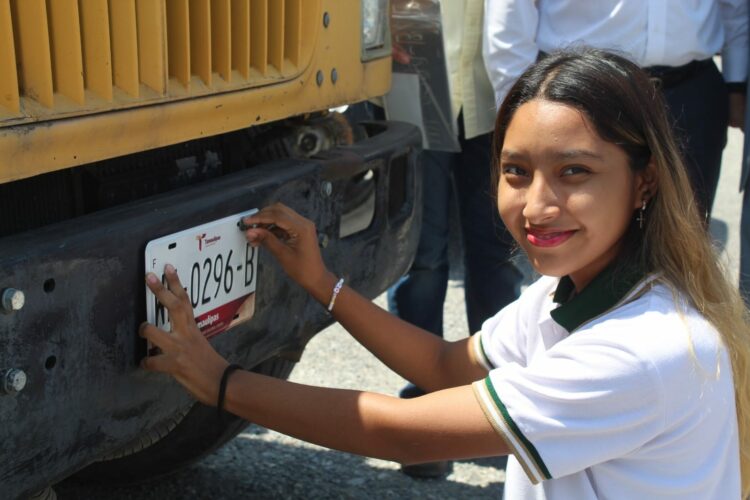 Recibe CONALEP Victoria donación de autobuses escolares