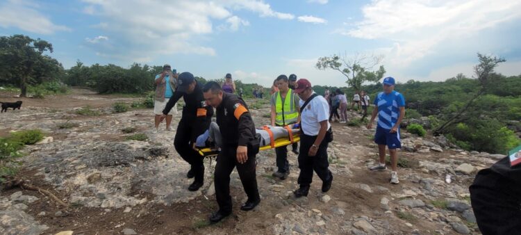 Tránsito Estatal auxilia a mujer lesionada en Cascadas Boca de Juan Capitán