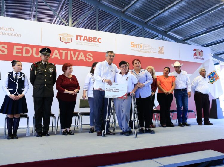 Entrega Américo Villarreal becas que benefician a 54 mil estudiantes de Tamaulipas