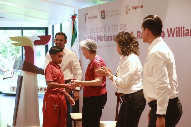 Abandera María de Villarreal a equipo que representará a México en el Mundial de Béisbol Infantil