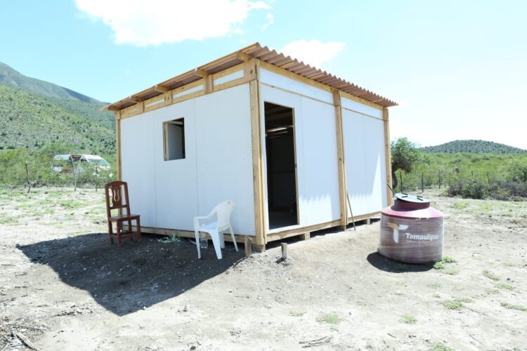 Entrega Américo viviendas a damnificados por la tormenta Alberto y supervisa obras en Tula