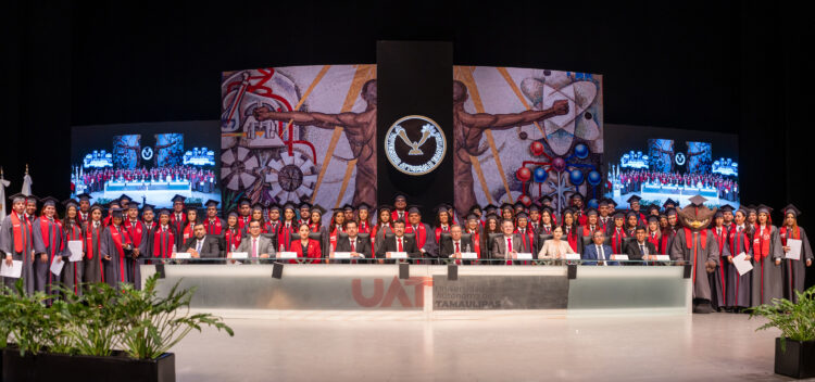 Preside rector Dámaso Anaya preside graduación de 161 egresados de la UAT