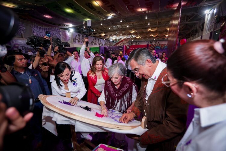 Inauguran Américo y María de Villarreal el stand del DIF Estatal en la Feria Tamaulipas 2024