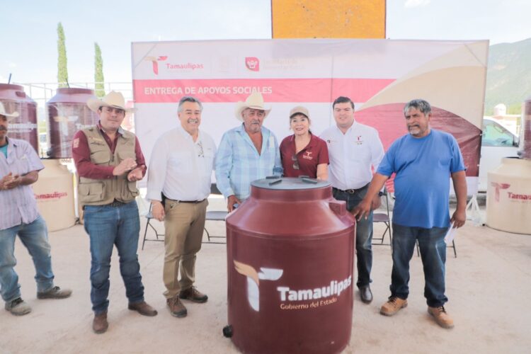 Cumple gobernador con pobladores del ejido Francisco Villa de Tula