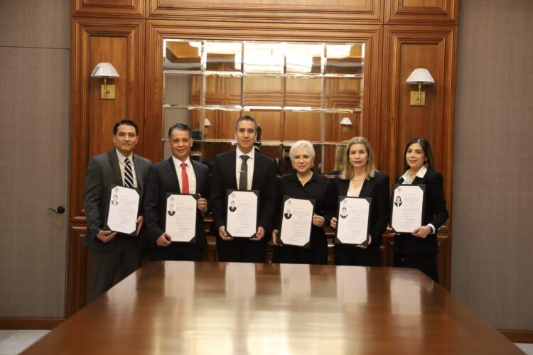 Entrega gobernador Fiat de notarios públicos