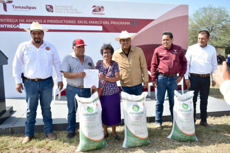 Reciben productores citrícolas fertilizante granulado