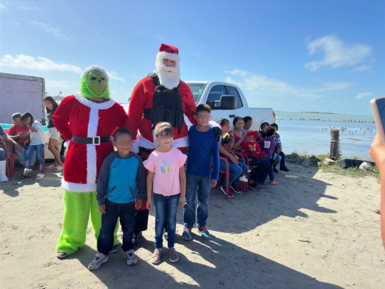 Menores de El Mezquital tienen convivencia navideña con la Guardia Estatal