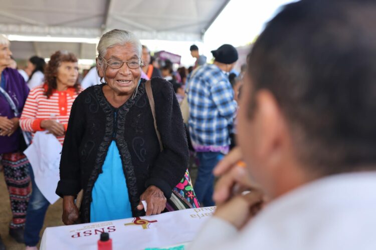 Llevan Américo y María de Villarreal la brigada navideña “Transformando Familias” a la zona cañera