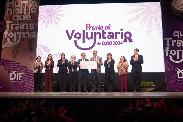 Premian Américo y María de Villarreal a los voluntarios del año