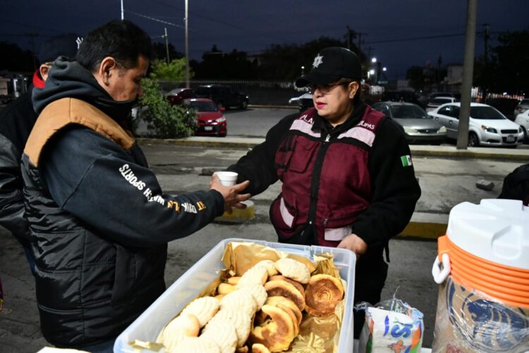 Apoya Guardia Estatal de Género con alimentos y bebidas calientes a viajeros