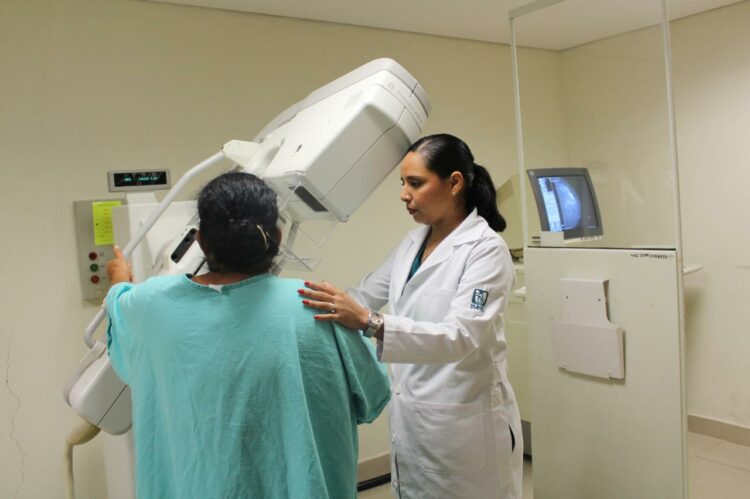 Invita IMSS Tamaulipas a módulos PrevenIMSS para detección oportuna de cáncer de mama
