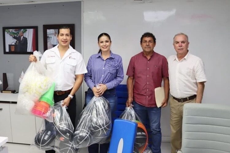 Entrega INDE material deportivo para escuelas de Jiménez