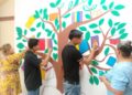 Adolescentes en externamiento crean mural ‘’El árbol de los libros’’