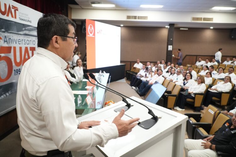 Entrega el rector Dámaso Anaya reconocimientos a jubilados del SUTUAT