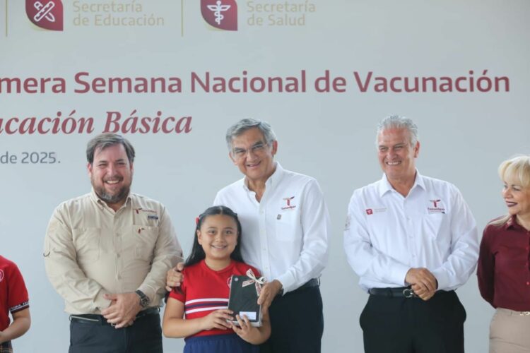 Pone en marcha Américo campaña de vacunación en escuelas y entrega tabletas a niñas y niños