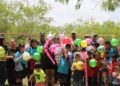 Regala CEDES Matamoros piñatas elaboradas por PPLs a niños y niñas del ejido La Bartolina