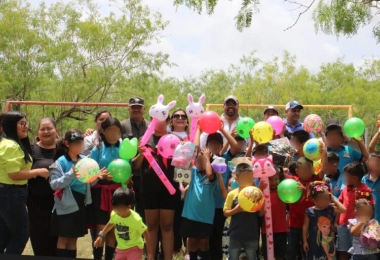 Regala CEDES Matamoros piñatas elaboradas por PPLs a niños y niñas del ejido La Bartolina