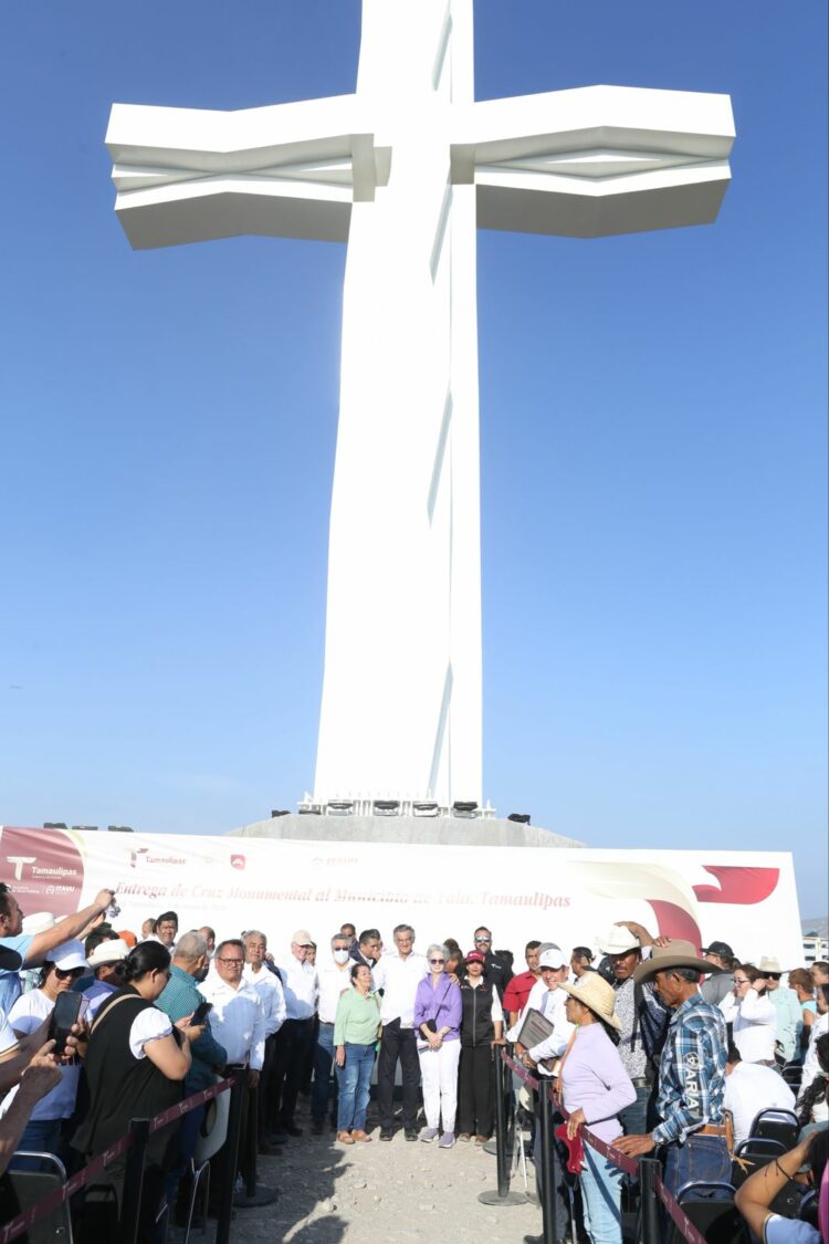 Entrega el gobernador a Tula la cruz más grande de México