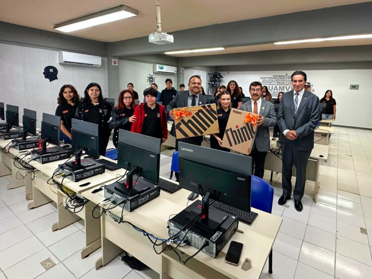Equipa rector de la UAT centros de cómputo en Reynosa y Valle Hermoso