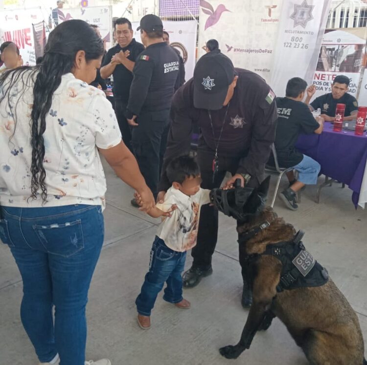 Agrupamiento canino de la Guardia Estatal convive con la ciudadanía en Brigada “Transformando Familias”