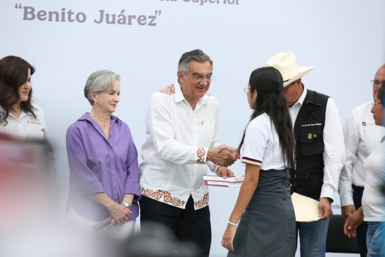 Atestigua Américo entrega de becas y destaca apoyo de la presidenta Claudia