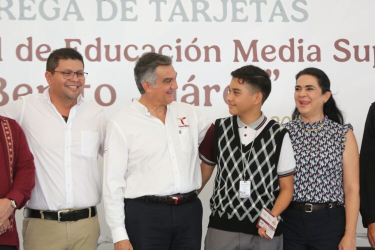Entrega gobernador a estudiantes de la zona sur becas federales “Benito Juárez”