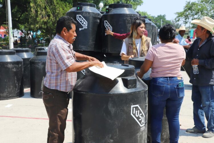 Entrega SEBIEN tinacos en Jaumave